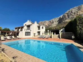 Chalet amplio con piscina privada y gran cocina al aire libre - Image 2