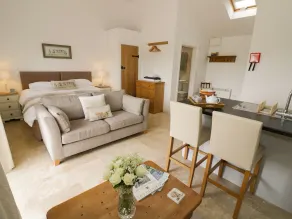 ASH BARN, pet friendly, luxury holiday cottage in Catesby - Image 5