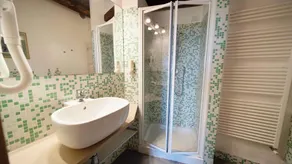 Apartment for 4 private patio, 7 km from the sea close to Portofino and 5 Terre. - Image 4