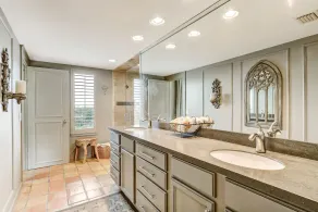 Upscale,  newly furnished, single level end unit, with 180 degree view - Image 4