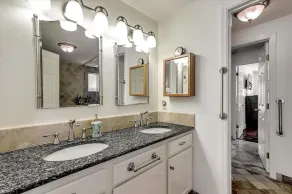 Ideal location close to shopping , parks, lake. - Image 3