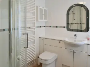 2 bedroom accommodation in Surfleet - Image 2