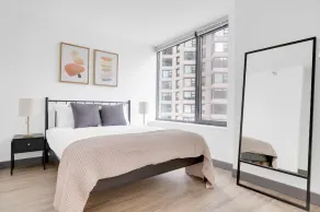 Trendy Streeterville Studio w/ Deck & Pool, close to Beach, by Blueground - Image 4