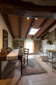 Stone Rustico med have i en gammel landsby i Toscana. Udsigt på gamle Pieve - Image 2