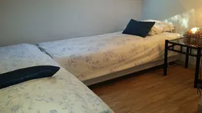 Kleines Einfamilienhaus auf bewaldetem Grundstück mit Pool - Image 2