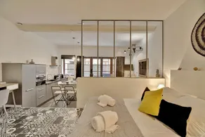 Large design and calm studio at the heart of Bordeaux - Welkeys - Image 3