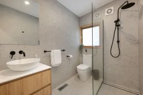Perfect central location, beautifully renovated home with large garden - Image 5