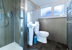 Brunswick Fab Pad - 2 Bedroom 2 Bathroom Garden View Balcony - Image 2