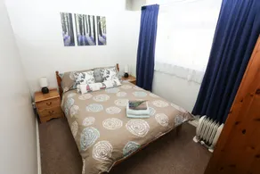 Well-appointed, spacious 3 bedroom riverside cabin in tranquil Norfolk Broads. - Image 4