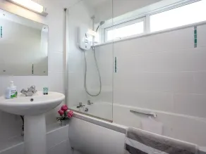 Cosy bungalow in Tamar Valley with shared pools, gym and beautiful scenic views. - Image 4