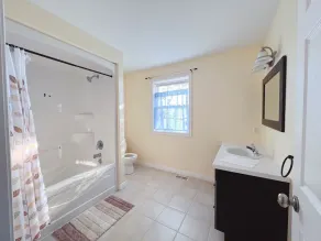 2 Bedroom with free parking-upto 10 parking space - Image 2