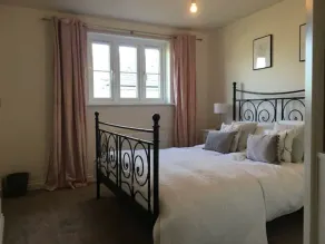 Entire home hosted by Lisa - Image 2