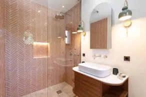 Villa Utopia Résumé: - Image 2