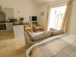ASH BARN, pet friendly, luxury holiday cottage in Catesby - Image 4