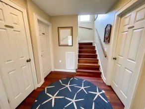 Cette confortable maison de floorplan inverse est décoré avec goût et bien aménagées. - Image 2