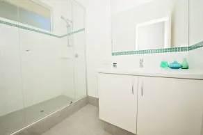 Close to beach and town in a quiet location. - Image 3