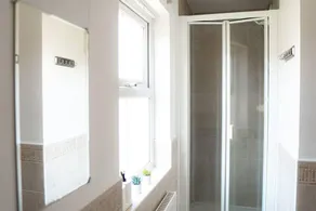 Stunning 6-Bed House in Milton Keynes - Image 4