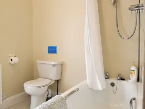 2 bedroom accommodation in Balloch, Loch Lomond - Image 3