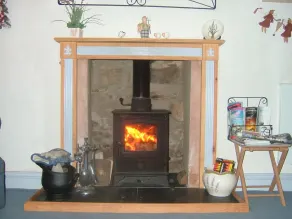 Cottage Sleeps3-fireplace-balcony-garden-mountain - Image 2