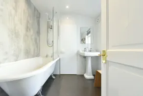 Large traditional house in the heart of old Staithes with outside courtyard. - Image 3