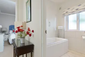 Stunning Luxury 5 Star SELF-CATERING Gate Lodge - Image 4