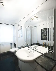 Quiet apartment with free parking on the property - Image 3