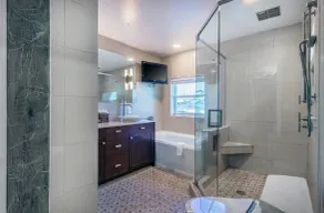 Spectacular waterfront Home! Pool and Hot tub - Image 3