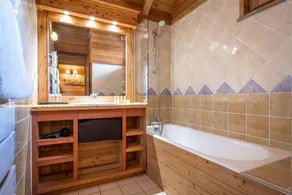 Chalet, ski-in/ski-out & foot of the slopes, sauna, balcony, fireplace or stove, parking, tv, 150m² - Image 5