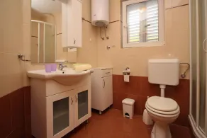 Holiday apartment with air conditioning and sea view, only 10m from the sea away - Image 3