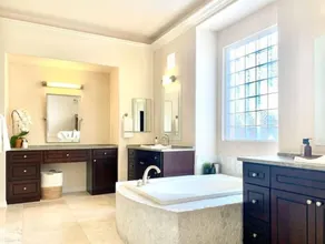 4-bedroom Luxury Oasis Las Vegas Pool House - Image 3