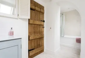 Enjoy a taste of rural life in this beautifully presented Cotswold period home. - Image 5