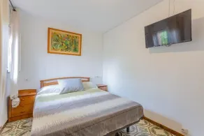 Bungalow with gardens and pool - Image 4