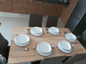 Modern 2 Bedroom Suite with Kitchen, A/C and Ample Parking - Image 5