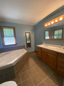 10 Mins to Downtown, Hot-Tub, Pet friendly, Covered Porch, Firepit, 2400 sq ft - Image 4