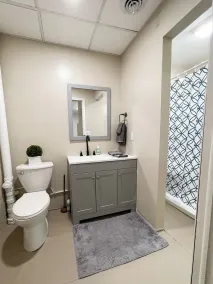 2 Bed, 1 Bath, Ground Floor, Sleeps 7, Loft Style Open Concept Apartment - Image 5