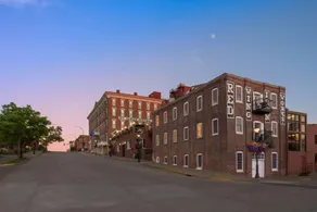 Historic Red Wing Lux Hotel, Whirlpool Room -Close to Dining-Museums-Art & More! - Image 4