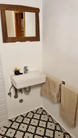 Completely renovated small stone house with sea view near Split - Image 3