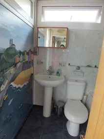 Chalet Cwtch, ein gemütliches 5-Bett-Ferienhaus in Roch, Pembrokeshire - Image 3