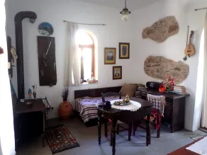 Traditional art house with garden and panoramic view - Image 3