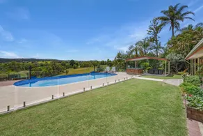 Country accommodation handy to town. Stunning rural views overlooking pool. - Image 5