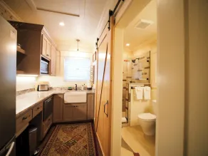 Charming 1 BR Orliena Suite in historic downtown Ashland, OR. Walk to the Oregon Shakespeare Festival, shops, and dining. Features a kitchenette, plush queen bed, and shared hot tub access. Dog friendly! - Image 3