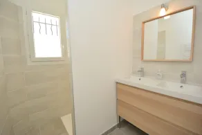Large, comfortable 8-bedroom villa - Image 3