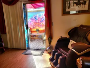 Private fun rental, no stairs,  massage Chair, fenced-in yard - Image 3