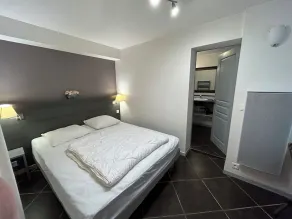 Apartment with enclosed garden and private parking in quiet city center location - Image 4