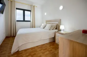 Close to Hiking and Beach with Beautiful Winter Garden - Apartment Ye - Image 3