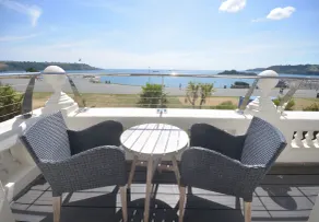 No 4 1 Elliot Terrace Luxury large designer apartment with stunning sea views over Hoe and Plymouth - Image 5