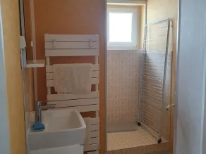 Cozy Getaway in Bazoches-Les-Gallerandes - 2BR, Full Kitchen, TV, Shared Courtyard - Image 2