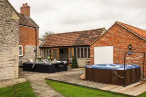 Stylishly renovated farmhouse with hot tub in rural Somerset - Image 5