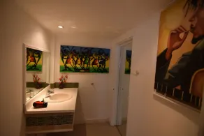Spacious contemporary Studio Apartment with swimming pool 5 mins walk from beach - Image 3