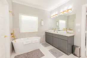 Modern Spacious 4 Bedroom Home. Close to Texas Medical Center, NRG, Downtown - Image 5